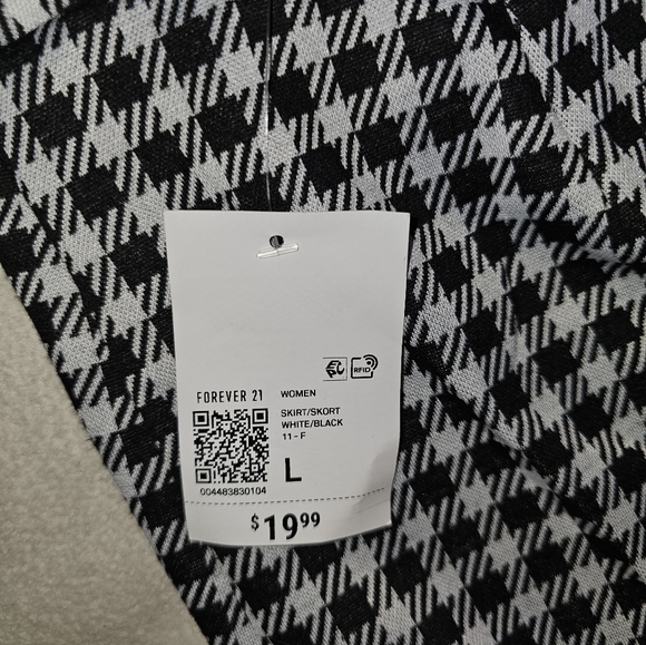 NWT Forever 21 black/white tie plaid sz L Skort, never worn in perfect condition - Picture 2 of 4